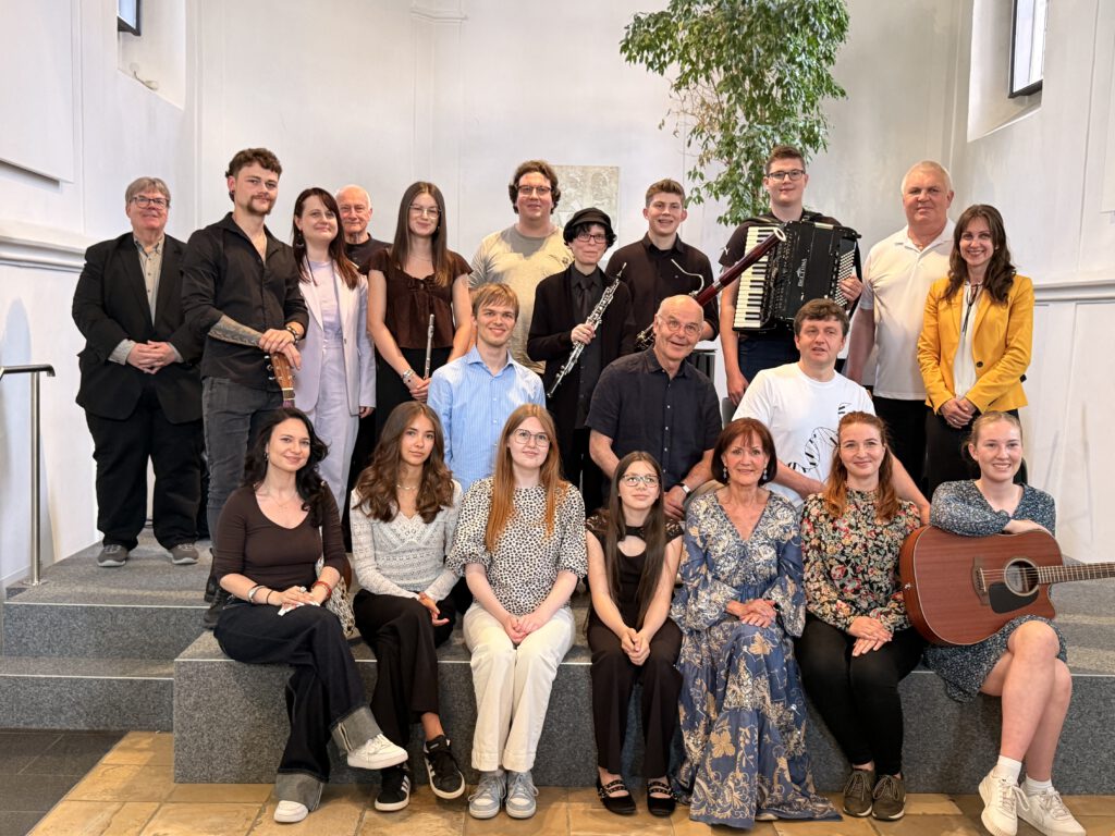 Gruppenbild mit allen Musikerinnen und Musikern beim Konzert der Fortgeschrittenen am 14. Juni 2026